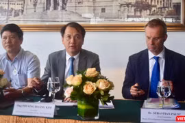 Ông Sebastian Paust - Bí thư thứ nhất, Trưởng phòng Hợp tác Phát triển ĐSQ Đức (ngoài cùng bên phải ảnh), bên cạnh là ông Phương Hoàng Kim - Cục trưởng Cục Điện lực và Năng lượng tái tạo; ông Nguyễn Quốc Dũng - Trưởng ban kinh doanh, Tập đoàn Điện lực