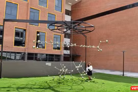 Nghệ sĩ Ly Hoàng Ly bên tác phẩm Public Art "Mật Mật Mật" được đặt trong khuôn viên trường EMASI Nam Long (TP.HCM) 
