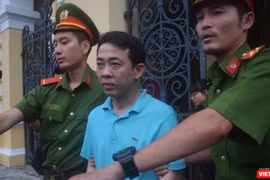 Bị cáo Nguyễn Minh Hùng bị áp tải tại tòa.