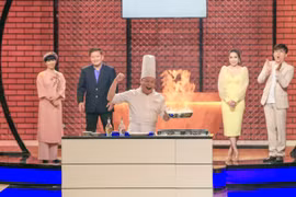 Giám khảo đang tạo lửa thị phạm, chef Jack Lee khiến người xem tròn mắt vì trình độ bậc thầy 