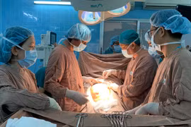 BS. Nguyễn Văn Tiến, Trưởng khoa Ngoại 1 và các BS trong kíp mổ của một ca phẫu thuật đặc biệt xử lý khối u khủng tại BV Ung bướu TP. Hồ Chí Minh
