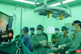 Sinh viên thực tập đến làm lợi cho BV hay làm "vướng tay, vướng chân" bác sĩ?