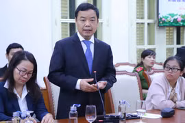 Ông Nguyễn Văn Phước, Giám đốc First News nhận giải thưởng của Bộ VHTT&DL vì đã có thành tích xuất sắc trong phát triển văn hóa đọc.