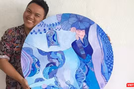 Họa sĩ Hà Hùng Dũng bên một bức tranh gốc 