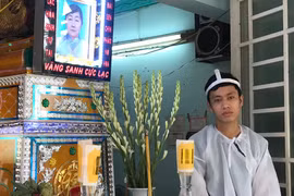 Con trai bệnh nhân Nguyễn Thị Trí đau buồn mất đi thân nhân sau 4 giờ nằm trong phòng cấp cứu 