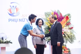 H' Hen Niê bắt tay Thủ tướng Nguyễn Xuân Phúc tại buổi lễ kêu gọi hành động vì phụ nữ và trẻ em gái 