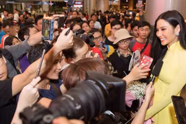 Hoàng Thùy đã đáp chuyến bay xuống sân bay Tân Sơn Nhất đêm qua sau thành tích Top 20 tại Miss Universe 2019