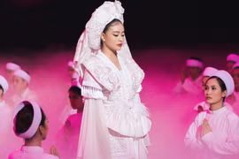 Hoàng Thùy Linh xuất hiện trong MV "Tứ Phủ" vừa ra mắt tối qua 8/8 