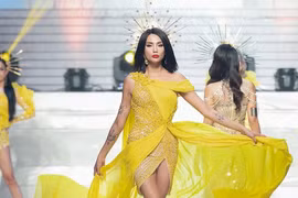 Siêu mẫu Võ Hoàng Yến đã thể hiện màn catwalk thần sầu cùng thần thái đỉnh cao đúng chuẩn “Người mẫu của năm” 
