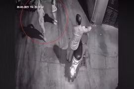 Công an quận Thanh Xuân, Hà Nội cho biết, đơn vị đang trích xuất camera an ninh để điều tra vụ 2 bé gái nghi bị sàm sỡ trong ngõ tối. 