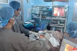 Ca phẫu thuật nội soi cắt u tuyến giáp qua ngả miệng tại BV Ung bướu TP.HCM