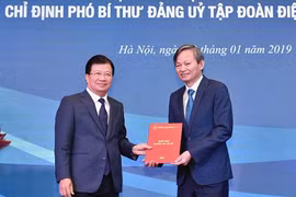 Phó thủ tướng Trịnh Đình Dũng trao quyết định bổ nhiệm cho ông Trần Đình Nhân (Ảnh: EVN)