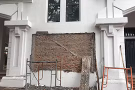 Phù điêu có hình thầy Hiệu trưởng đã bị gỡ khỏi bức tường - Ảnh Nguyên Khánh