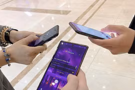 Chỉ với chiếc smartphone, những người trẻ vẫn có thể trải nghiệm một cuộc sống đủ đầy, vẫn làm việc hết mình và vui chơi thỏa thích mà không cần sở hữu quá nhiều, không phải lỉnh kỉnh trong tay nào ví, nào thẻ, nào tiền mặt. 