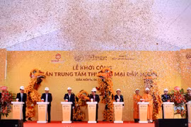 Ông Đỗ Quang Hiển, Chủ tịch HĐQT kiêm TGĐ Tập đoàn T&T Group và các đại biểu bấm nút khởi công dự án.