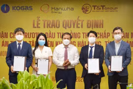Ông Phạm Ngọc Minh, Trưởng ban Quản lý Khu kinh tế tỉnh Quảng Trị trao Quyết định chủ trương đầu tư đồng thời chấp thuận nhà đầu tư dự án Trung tâm điện khí LNG Hải Lăng, tỉnh Quảng Trị - Giai đoạn I (1.500 MW) cho Tổ hợp các nhà đầu tư.