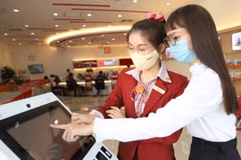 Khách hàng sử dụng Smart Kiosk tại HDBank Cộng Hòa