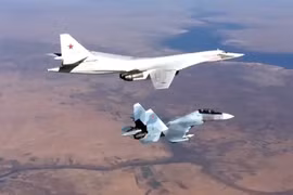 Tiêm kích Su-30SM hộ tống máy bay ném bom chiến lược Tu-160 của Nga tham gia tấn công các mục tiêu khủng bố tại Syria