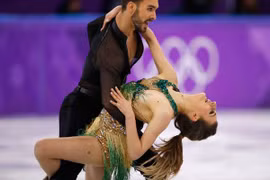 Gabriella Papadakis và bạn diễn Guillaume Cizeron tiếp tục phần thi dù áo bị tụt khiến cô bị lộ ngực. Ảnh: Mirror.