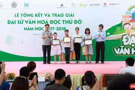 4 học sinh có bài dự thi xuất sắc nhất vừa được vinh danh Đại sứ Văn hóa đọc Thủ đô năm học 2017 - 2018 vào sáng nay (26/5).