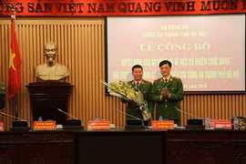 Thiếu tướng Nguyễn Duy Ngọc, Phó Tổng cục trưởng Tổng cục Cảnh sát trao quyết định bổ nhiệm và chúc mừng Thiếu tướng Đinh Văn Toản, Thủ trưởng Cơ quan CSĐT - CATP Hà Nội. Ảnh: CATP Hà Nội.