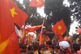 Người hâm mộ đón đoàn