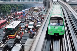 Các nhà ga đường sắt trên cao Cát Linh - Hà Đông đang hoàn thiện giai đoạn cuối, đoàn tàu đã bắt đầu chạy thử.