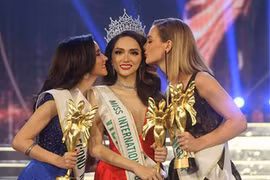Hoa hậu Hương Giang (giữa) và Á hậu 2 Thái Lan, Á hậu 1 Australia (phải). Ảnh: Miss International Queen.