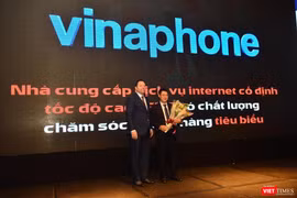 Ông Nguyễn Trường Giang- PTG VinaPhone nhận giải “Nhà cung cấp dịch vụ Internet cố định tốc độ cao có chất lượng chăm sóc khách hàng tiêu biểu”.