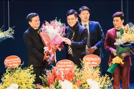 Đại tá Nguyễn Đăng Giáp (trái) được trao hoa và tôn vinh trong đêm nhạc.
