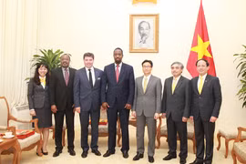 Phó Thủ tướng Chính phủ Vũ Đức Đam và Thứ trưởng Bộ Thông tin và Truyền thông Nguyễn Minh Hồng (thứ hai và ba từ phải sang) tiếp đoàn đại biểu cấp cao Liên minh Bưu chính Thế giới (UPU),