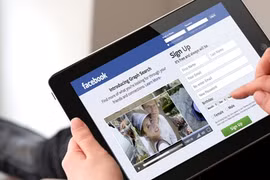 Facebook cho biết sẽ có thực hiện nhiều việc cùng lúc để xử lý khủng hoảng về lộ thông tin của 50 triệu tài khoản đang diễn ra. Ảnh minh họa: CNet