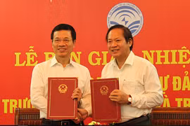 Ông Trương Minh Tuấn và ông Nguyễn Mạnh Hùng ký Biên bản bàn giao nhiệm vụ Bí thư Ban cán sự Đảng và Biên bản bàn giao nhiệm vụ, quyền hạn của Bộ trưởng TT&TT và chức năng, tổ chức bộ máy Bộ TT&TT (giai đoạn từ tháng 4/2016 đến tháng 7/2018).