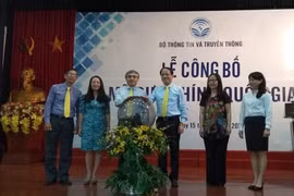 Thứ trưởng Nguyễn Minh Hồng, Đại diện VnPost và các khách mời thực hiện nghi thức khai trương Cổng thông tin điện tử tra cứu Mã bưu chính quốc gia.
