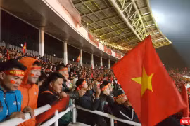 SVĐ Mỹ Đình kín chỗ từ rất sớm với một màu đỏ rực của lá Quốc kỳ.