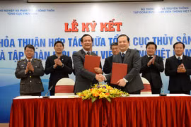 Ông Nguyễn Ngọc Oai - Quyền Tổng cục trưởng Tổng cục Thủy sản và ông Phạm Đức Long, Tổng giám đốc Tập đoàn VNPT ký kết Thỏa thuận hợp tác giữa hai bên. Ảnh: Thúy Quỳnh.