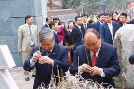 Thủ tướng Nguyễn Xuân Phúc và ông Trần Quốc Vượng -- Chủ nhiệm Ủy ban Kiểm tra Trung ương, dâng hương tưởng niệm Hoàng đế Quang Trung. Ảnh: VGP
