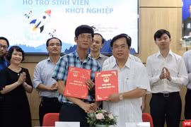Ông Nguyễn Xuân Cường và ông Vương Quốc Thắng ký bản thỏa thuận hợp tác. Ảnh: Việt Anh