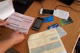 Tài liệu cơ quan công an thu được trong một vụ lừa đảo chiếm đoạt tài sản diễn ra gần đây. Ảnh: CA TPHCM
