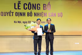 Chủ tịch HĐTV Phạm Anh Tuấn trao Quyết định bổ nhiệm Tổng giám đốc cho ông Chu Quang Hào. Ảnh: VNPost.