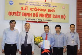 Lễ trao Quyết định bổ nhiệm chức vụ Viện trưởng Viện Kinh tế Bưu điện cho ông Trần Quang Huy.