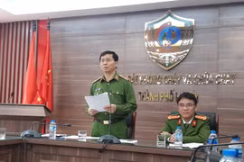 Thiếu tướng Hoàng Quốc Định - Giám đốc Cảnh sát PCCC Hà Nội thông tin tới báo chí ngày 19/3. Ảnh: CS PCCC HN.