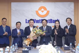 Ông Nguyễn Đức Thụy (thứ 3 từ trái sang) - tân Chủ tịch HĐQT LienVietPostBank