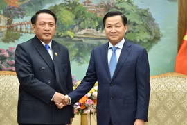 Phó Thủ tướng Lê Minh Khái tiếp Bộ trưởng Bộ Tài chính Lào Bounchom Ubonpaseuth (Ảnh: VGP)