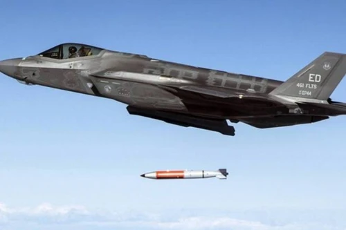 Máy bay F-35 và hình ảnh một vụ nổ hạt nhân. Ảnh: MW.