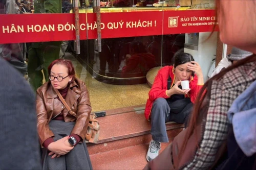 Xếp hàng mua vàng đến kiệt sức, nhiều người không bỏ cuộc khi giá lập đỉnh