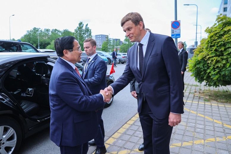 Giám đốc điều hành Công ty Cybernetica, ông Oliver Väärtnõu đón Thủ tướng Phạm Minh Chính thăm trụ sở. Ảnh: VGP.