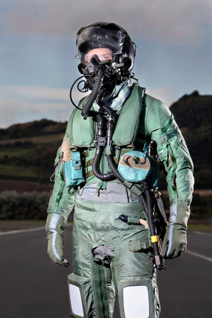 Phi công lái F-35.