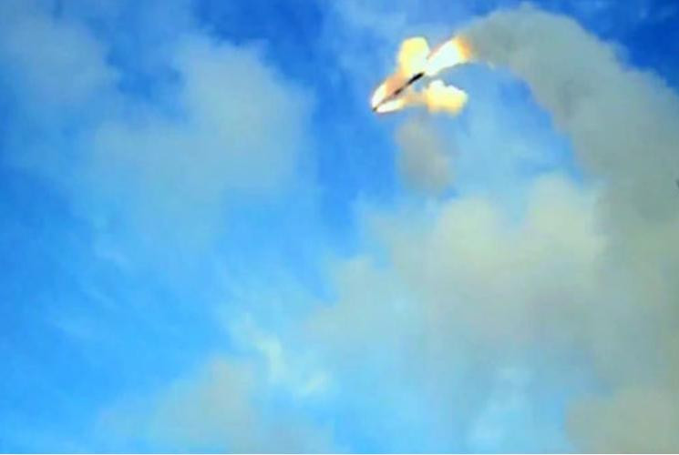 Ấn Độ bắn thử tên lửa hành trình BrahMos trên tàu khu trục. Nguồn ảnh: Sina Trung Quốc.