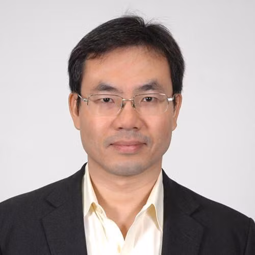 Giáo sư Alexander L. Vuving làm việc tại Trung tâm Nghiên cứu an ninh châu Á-Thái Bình Dương ở Honolulu, Mỹ. Ông là chuyên gia trong các lĩnh vực về an ninh châu Á, Đông Nam Á, Trung Quốc, Việt Nam và Biển Đông.